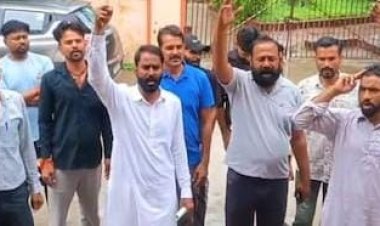 Bundi News: चुनाव चिह्न को लेकर निर्दलीय प्रत्याशियों का हंगामा, ‘चप्पल’ मिलने पर कलेक्ट्रेट में नारेबाजी
