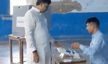 अलवर में नेता प्रतिपक्ष टीकाराम जूली ने डाला वोट, वार्ड-29 के जय कृष्णा क्लब पोलिंग बूथ पहुंचे