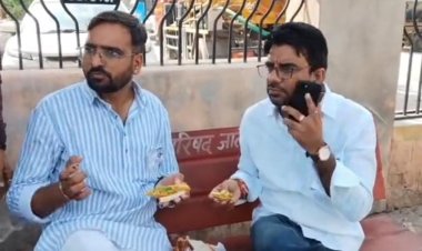 जालोर में चुनावी मुकाबले के बीच दिखी दिलचस्प तस्वीर, कांग्रेस प्रत्याशी ने BJP उम्मीदवार को खिलाया निवाला