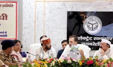 रायबरेली में राहुल गांधी ने बैठक में दिखाई टूटी सड़कों की तस्वीरें, अफसरों से पूछा- फंड मिल रहा तो काम क्यों नहीं हो रहा?