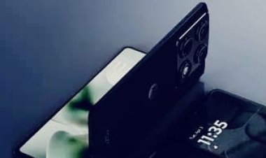 Motorola Razr Fold: Apple और Samsung को टक्कर देने आ रहा नया पासपोर्ट-स्टाइल फोल्डेबल फोन, कंपनी ने दिखाया फर्स्ट लुक