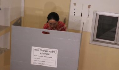 Jaipur Nikay Chunav: डिप्टी CM दिया कुमारी ने डाला वोट, वार्ड 141 के बूथ नंबर 10 पहुंचीं