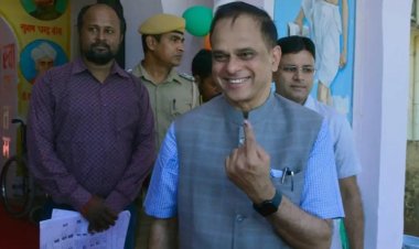 मुख्य सचिव वी. श्रीनिवास ने जयपुर में किया मतदान, व्यवस्थाओं का भी लिया जायजा