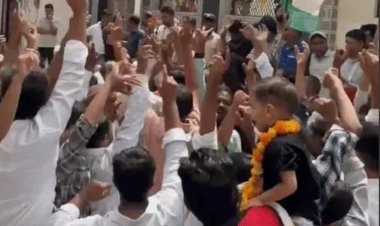 Sikar News: विजय जुलूस पर बैन के बावजूद निकाला जुलूस, कांग्रेस प्रत्याशी की जीत पर ढोल-नगाड़ों के साथ जश्न
