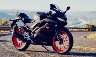 Yamaha R15 V4 Update: अब इस वेरिएंट में भी मिलेगा Quickshifter, जानें नई कीमत और फीचर्स