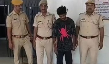 चलती बाइक पर दंपत्ति से पर्स लूटने वाला आरोपी गिरफ्तार, बाइक और लूट की रकम बरामद
