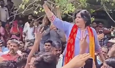 प्रिंसिपल के मुंह पर कालिख पुतवाने के मामले में शिक्षिका समेत 3 कर्मचारी सस्पेंड