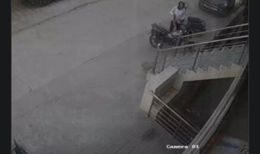 घर के बाहर से दिनदहाड़े बाइक चोरी, चोर एक्टिवा छोड़कर हुआ फरार