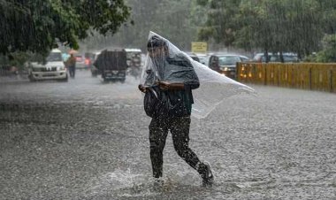 बारिश से बेहाल उत्तर प्रदेश, 32 जिलों में फ्लैश फ्लड का खतरा; स्कूल-कॉलेज बंद, तेज हवाओं की चेतावनी