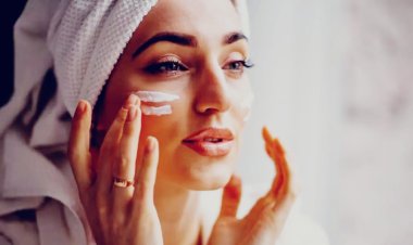 Fine Lines और झाइयों से परेशान हैं? स्किन केयर रूटीन में शामिल करें ये असरदार इंग्रीडिएंट्स