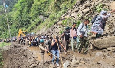 उत्तर भारत में बारिश से हाहाकार, केदारनाथ मार्ग पर लैंडस्लाइड से श्रद्धालु फंसे; यूपी-बिहार में भी बाढ़ का खतरा