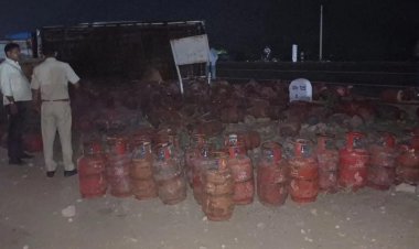 LPG सिलेंडरों से भरा ट्रक हाईवे पर पलटा, सड़क पर बिखरे सिलेंडर; टला बड़ा हादसा