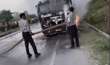 बजरी से भरे ट्रेलर के केबिन में लगी भीषण आग, ड्राइवर ने कूदकर बचाई जान
