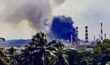 ऑयल रिफाइनरी में जोरदार धमाका, कई इलाकों में महसूस हुए झटके; दूर तक दिखा धुएं का गुबार