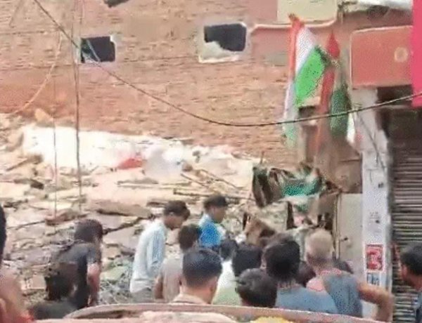 Delhi Building Collapse: सत्य निकेतन में तीन मंजिला इमारत गिरी, मलबे में कई लोगों के दबे होने की आशंका