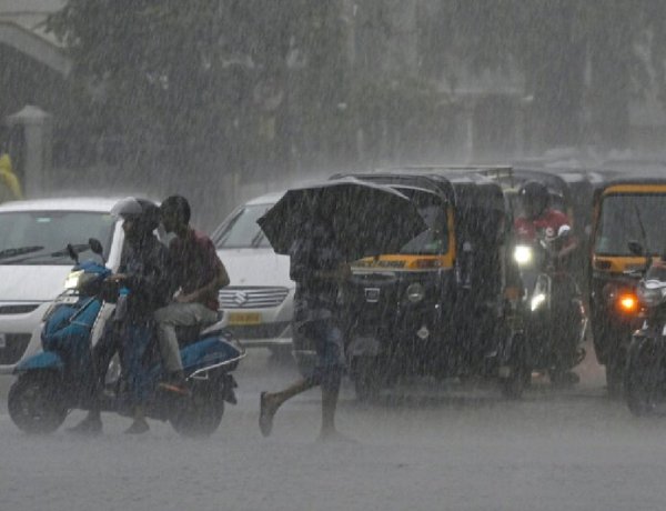 UP Weather: बारिश के चलते कई जिलों में स्कूल बंद, 23 जिलों में बारिश का अलर्ट