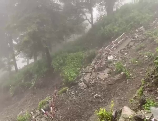 उत्तराखंड के पौड़ी में लैंडस्लाइड से दहशत, घरों और दुकानों में आईं दरारें