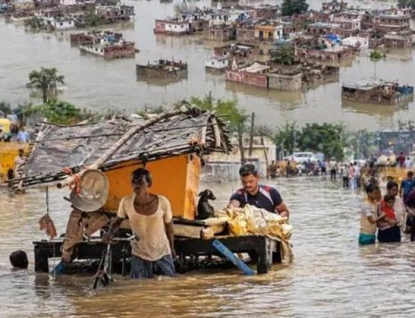 यूपी में बाढ़ का कहर: नदी में समाए घर और मंदिर, 26 जिलों में 4 लाख लोग प्रभावित