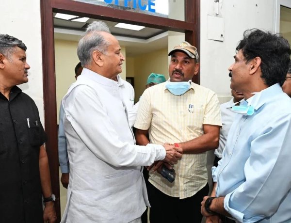 SMS अस्पताल पहुंचे अशोक गहलोत, जोधपुर अग्निकांड में घायल दमकलकर्मियों का जाना हाल