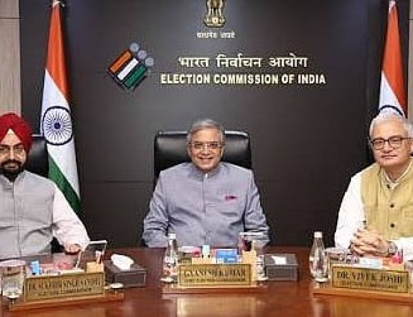 विवादों के बीच CEC ज्ञानेश कुमार समेत तीनों चुनाव आयुक्तों की बैठक, SIR-Form 6 पर लिए ये फैसले
