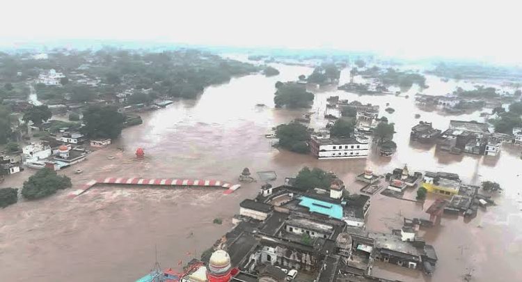 चित्रकूट में फिर बाढ़ का खतरा! मंदाकिनी ने पार किया खतरे का निशान, रामघाट की दुकानों में घुसा पानी