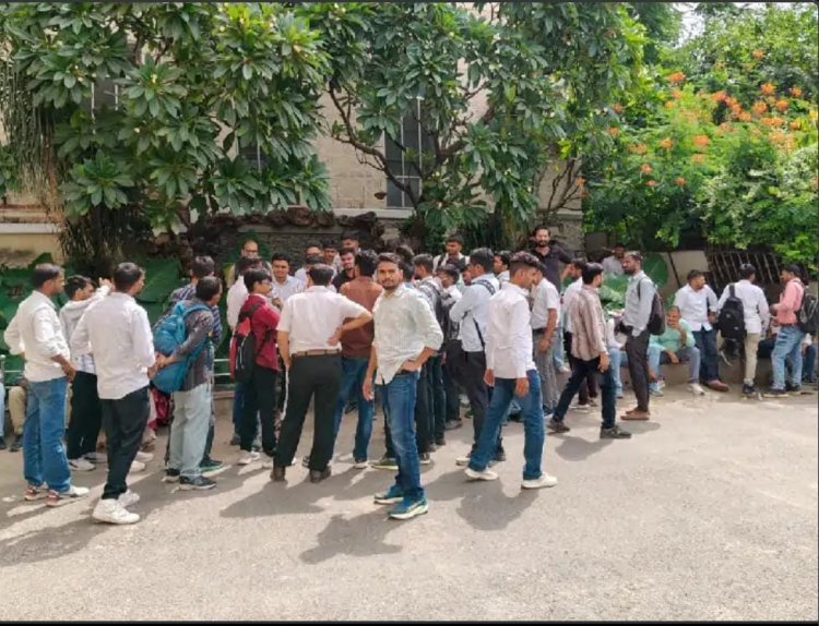Jaipur News: नौकरी के पहले दिन ही 50 से ज्यादा चतुर्थ श्रेणी कर्मचारी धरने पर बैठे, वार्ड बॉय की ड्यूटी से किया इनकार