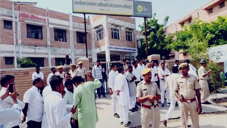 नामांकन वापसी पर राजस्थान में सियासी संग्राम: नाथद्वारा में BJP-कांग्रेस समर्थक भिड़े, बाड़मेर में RLP प्रत्याशी ने छोड़ा मैदान