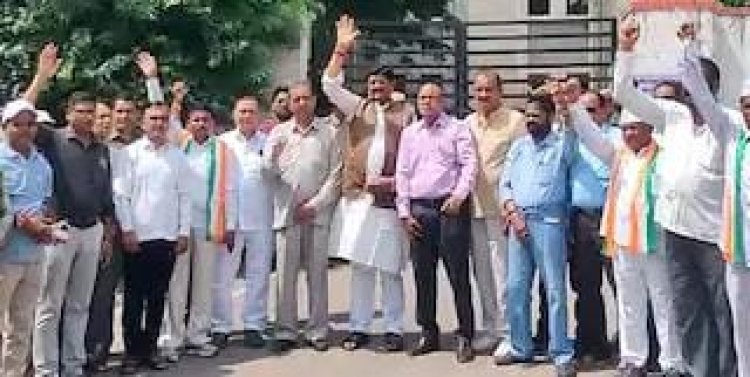 राहुल गांधी पर FIR को लेकर डूंगरपुर में कांग्रेस का हल्ला बोल, कलेक्ट्रेट के बाहर प्रदर्शन; BJP-RSS पर साधा निशाना