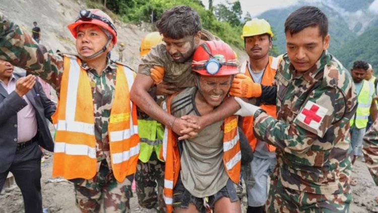 नेपाल बाढ़ में 9 दिन बाद जगी उम्मीद: सुरंग से जिंदा निकले 2 मजदूर, अब भी 40 लोगों के फंसे होने की आशंका