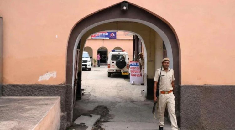 थाने के ‘स्वागत कक्ष’ से 3 आरोपी फरार! जाली उखाड़कर रात 9 बजे पुलिस को दे गए चकमा