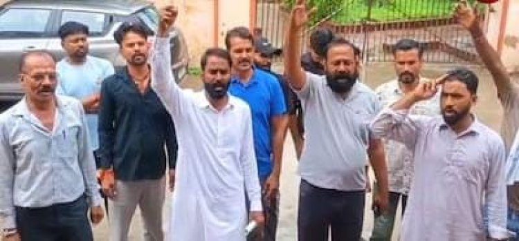 Bundi News: चुनाव चिह्न को लेकर निर्दलीय प्रत्याशियों का हंगामा, ‘चप्पल’ मिलने पर कलेक्ट्रेट में नारेबाजी