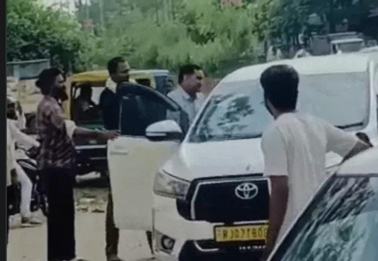 Jhunjhunu News: कार-बोलेरो की टक्कर की मामूली बात पर सड़क पर भिड़े दो पक्ष, 45 मिनट तक हंगामा
