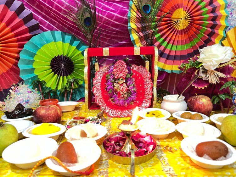 आधी रात को गूंजा ‘नंद के घर आनंद भयो’, घर-घर सजे कान्हा के दरबार