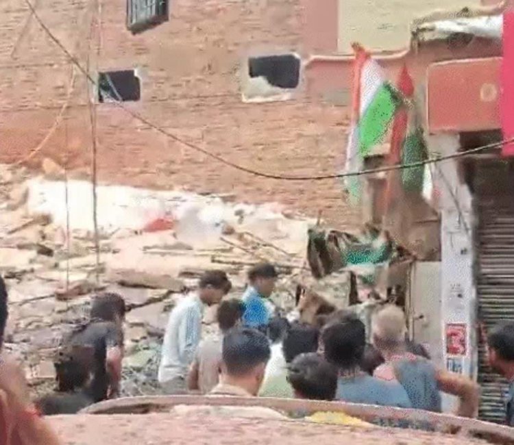 Delhi Building Collapse: सत्य निकेतन में तीन मंजिला इमारत गिरी, मलबे में कई लोगों के दबे होने की आशंका