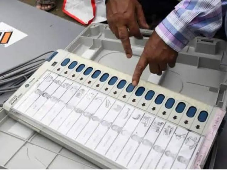राजस्थान निकाय चुनाव: चूरू में EVM खराब, वोटिंग शुरू होने का इंतजार करते रहे लोग; बूथ पर लगी लंबी लाइन