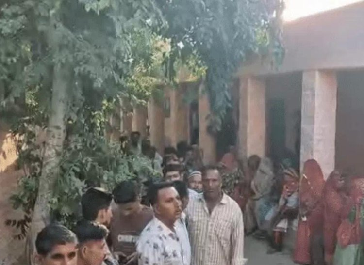 राजस्थान निकाय चुनाव: अलवर में एक घंटे बाद भी वोटिंग शुरू नहीं, EVM खराब होने से बूथ पर हंगामा