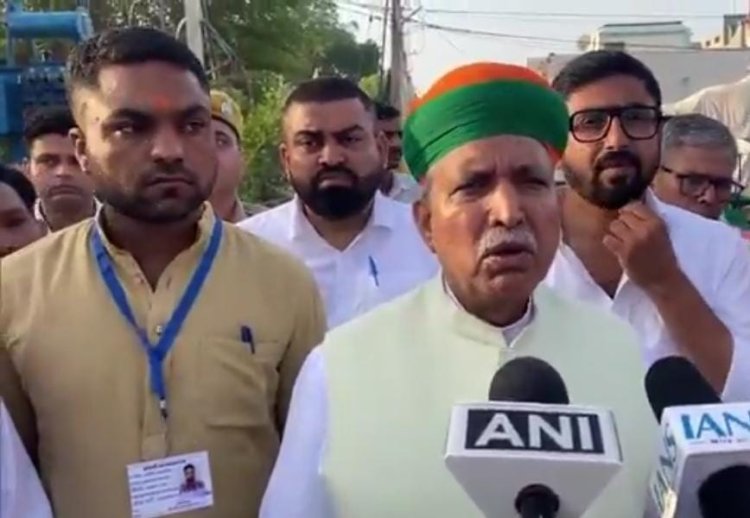 Bikaner Nagar Nigam Election: जिस स्कूल में पढ़े, वहीं वोट डालने पहुंचे केंद्रीय मंत्री अर्जुनराम मेघवाल