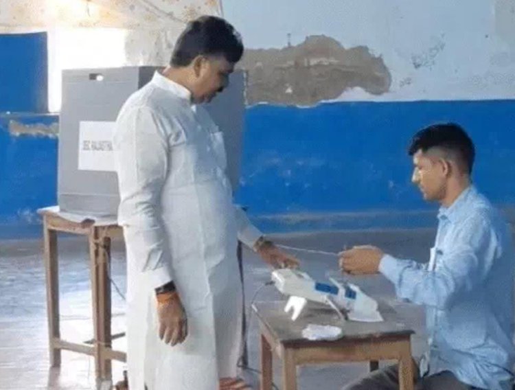 अलवर में नेता प्रतिपक्ष टीकाराम जूली ने डाला वोट, वार्ड-29 के जय कृष्णा क्लब पोलिंग बूथ पहुंचे