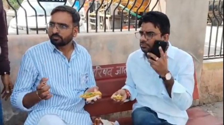 जालोर में चुनावी मुकाबले के बीच दिखी दिलचस्प तस्वीर, कांग्रेस प्रत्याशी ने BJP उम्मीदवार को खिलाया निवाला
