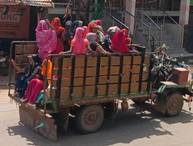 भरतपुर में जुगाड़ में बैठकर वोट डालने पहुंचीं महिलाएं, भुसावर के वार्ड-19 में दिखा अनोखा नजारा