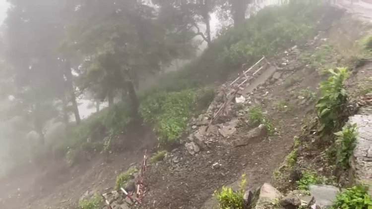 उत्तराखंड के पौड़ी में लैंडस्लाइड से दहशत, घरों और दुकानों में आईं दरारें