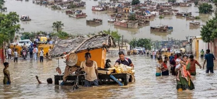 यूपी में बाढ़ का कहर: नदी में समाए घर और मंदिर, 26 जिलों में 4 लाख लोग प्रभावित