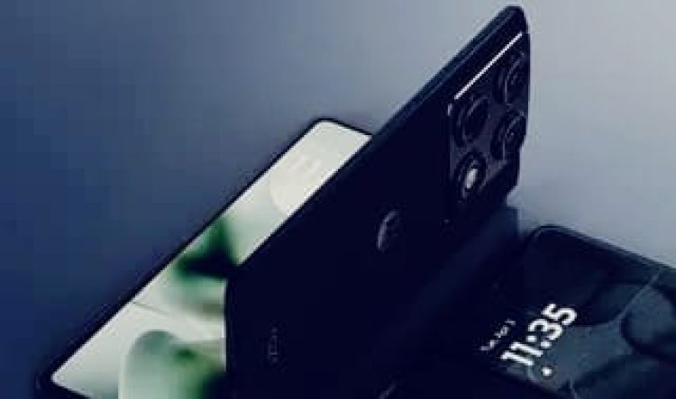 Motorola Razr Fold: Apple और Samsung को टक्कर देने आ रहा नया पासपोर्ट-स्टाइल फोल्डेबल फोन, कंपनी ने दिखाया फर्स्ट लुक