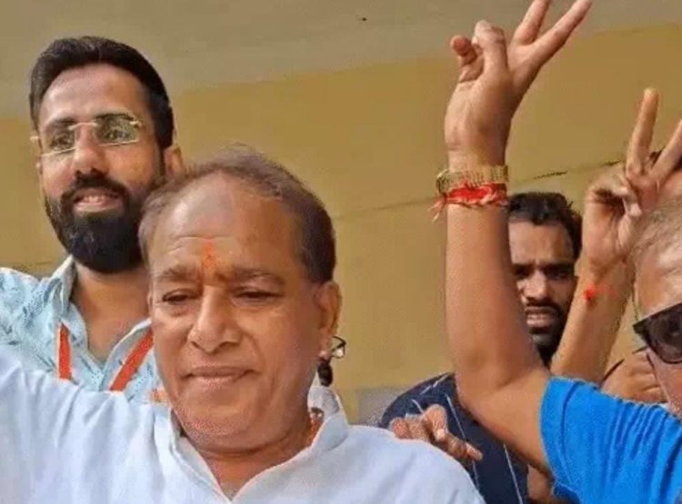 Jaipur Nagar Nigam Election Result: वार्ड 51 से कांग्रेस के मनमोहन गुर्जर जीते, जीत के बाद दिखाया विक्ट्री साइन