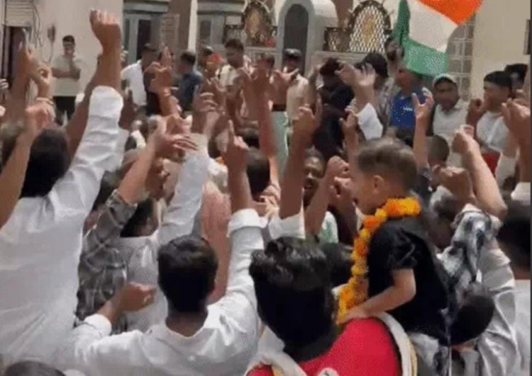 Sikar News: विजय जुलूस पर बैन के बावजूद निकाला जुलूस, कांग्रेस प्रत्याशी की जीत पर ढोल-नगाड़ों के साथ जश्न