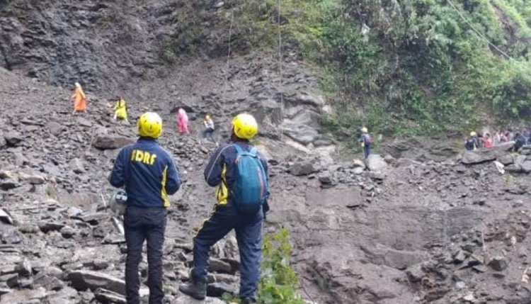 केदारनाथ पैदल यात्रा तीसरे दिन भी बंद, चीरबासा में पहाड़ से गिर रहे पत्थर; 7 हजार यात्रियों को निकाला