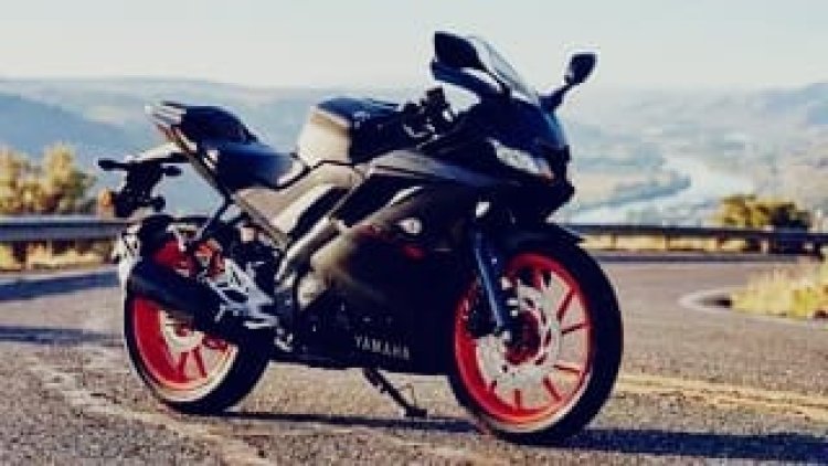 Yamaha R15 V4 Update: अब इस वेरिएंट में भी मिलेगा Quickshifter, जानें नई कीमत और फीचर्स