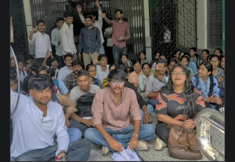 जयपुर में 3,640 छात्रों का सवाल- नई बिल्डिंग तैयार तो शिफ्टिंग कब? कॉलेज गेट पर ताला, क्लास बहिष्कार की चेतावनी