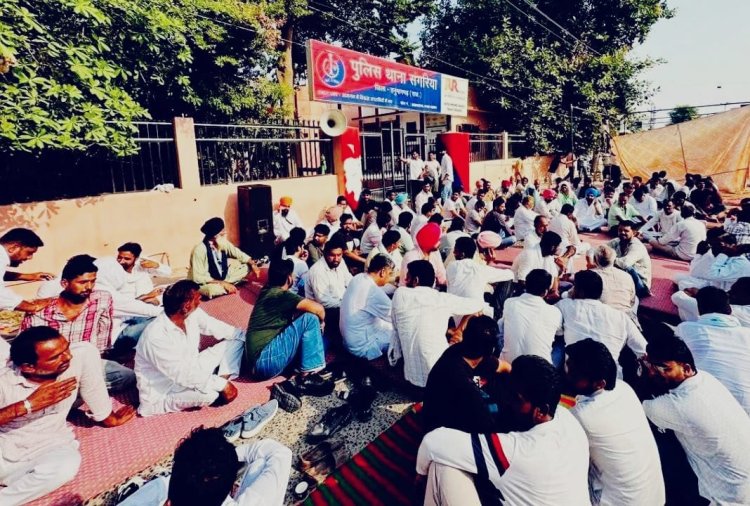 संगरिया में सियासी घमासान: पार्षदों की तलाश में पंजाब पहुंची पुलिस, विधायक से तीखी बहस; थाने के बाहर कांग्रेस का धरना