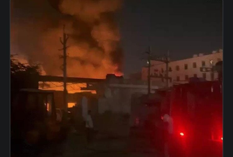 जयपुर में मर्सिडीज वर्कशॉप में भीषण- आग 8 कारें जलीं;10 दमकलों ने बुझाई आग